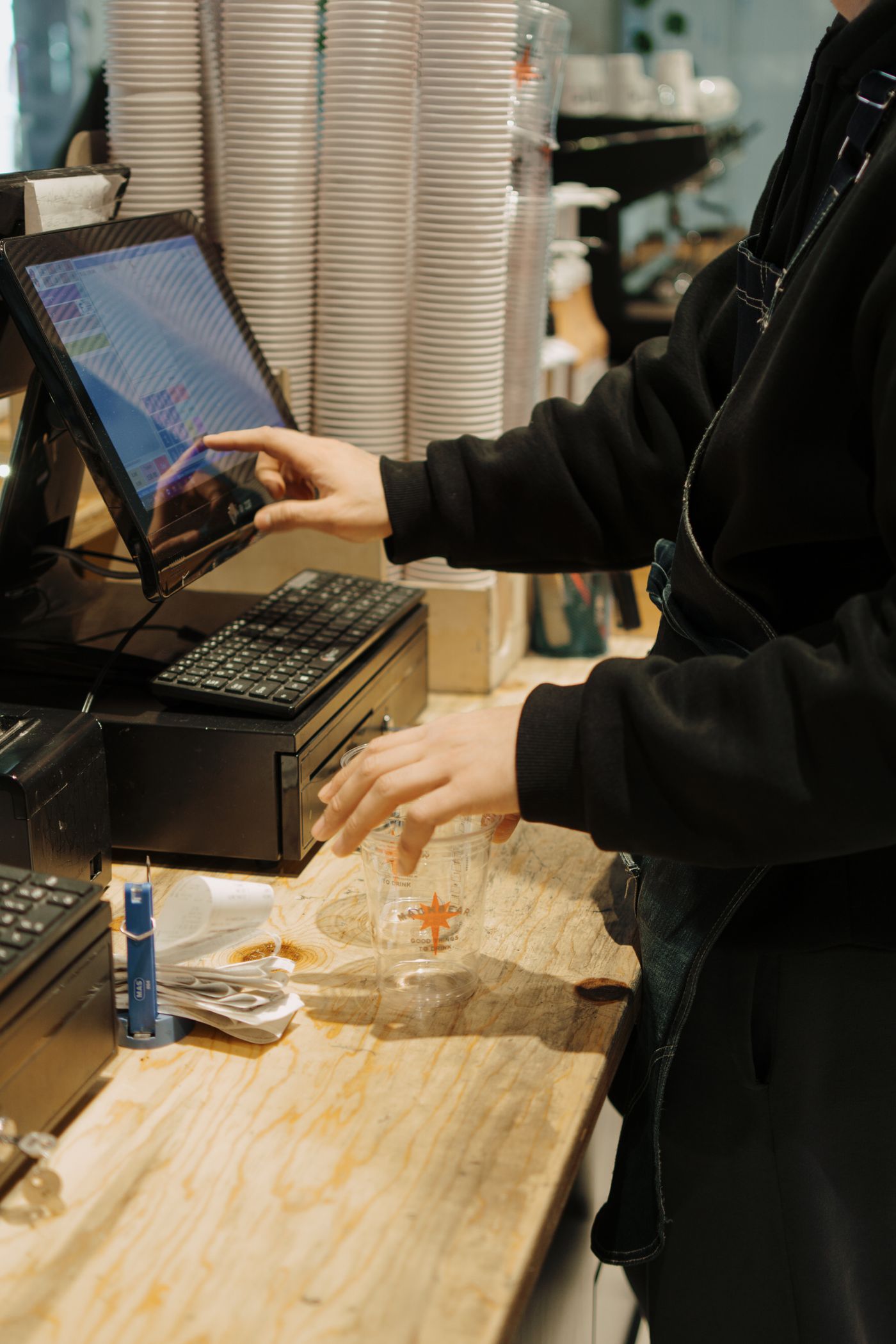 咖啡店營運情境,代表店舖與 POS 系統